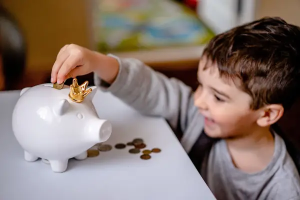Cómo la mesada puede transformar la educación financiera de tus hijos desde temprana edad