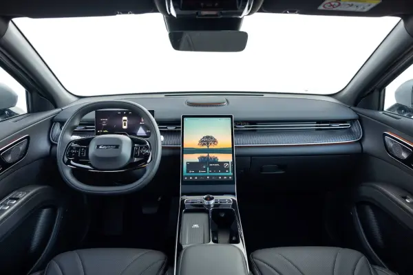 Interior Lepas L8 - Prensa